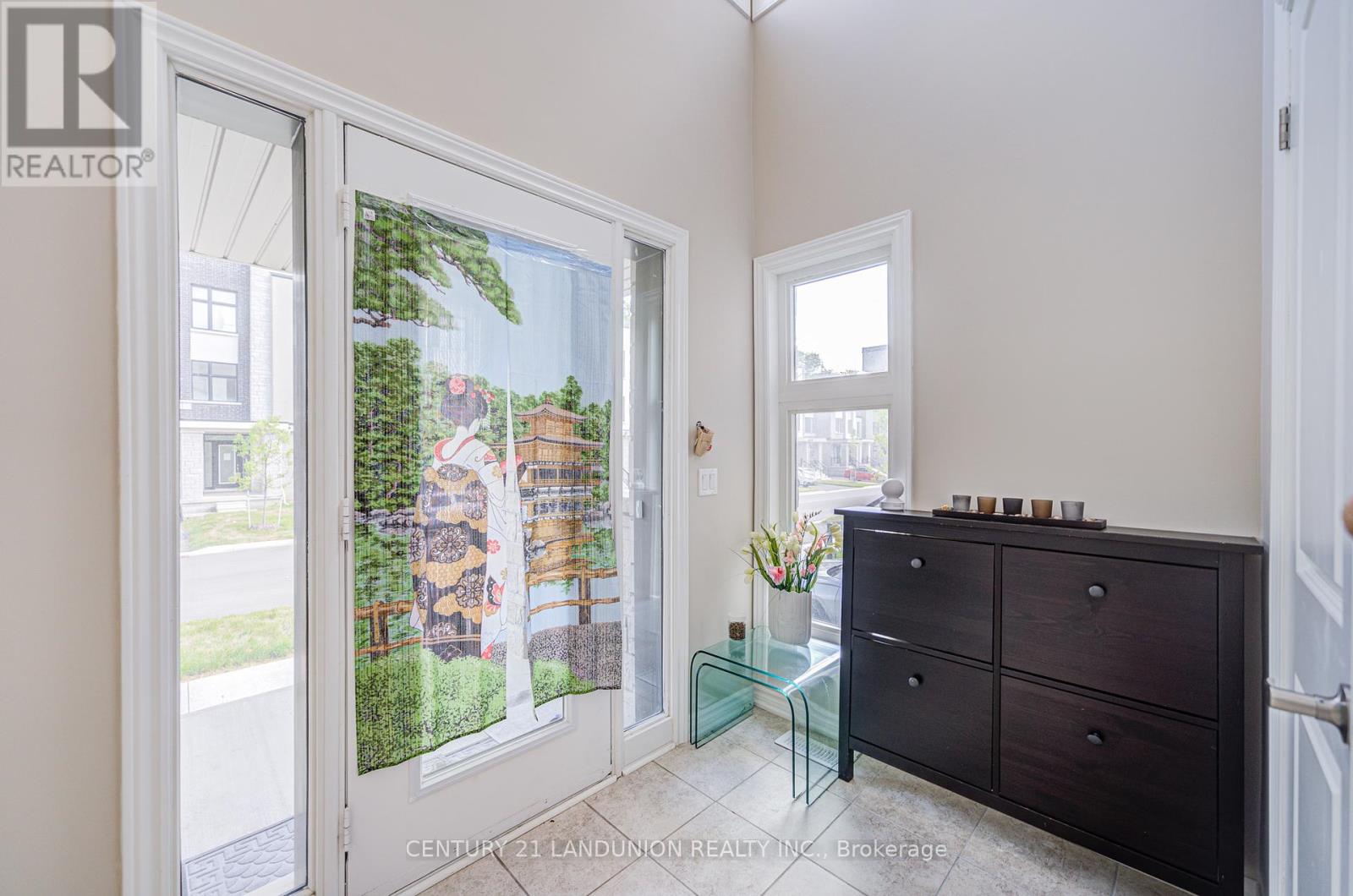 65 Puisaya Drive, Richmond Hill, Ontario  L4E 1L2 - Photo 3 - N12414082