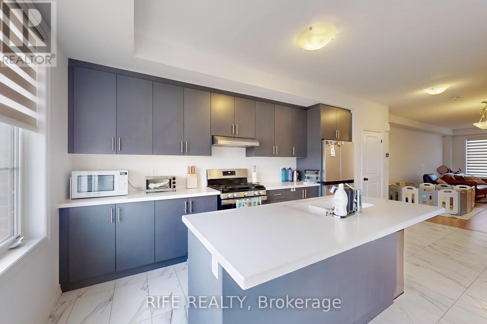 9 Bretlon Street, Brampton, Ontario  L6P 4N8 - Photo 6 - W12414125