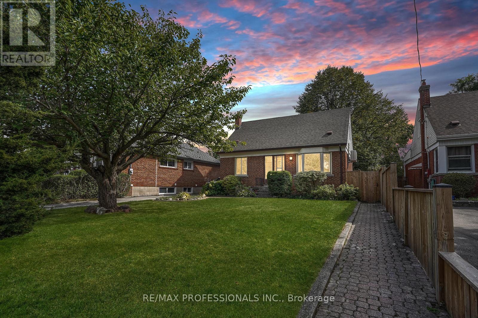 23 SCOTSWOOD ROAD, Toronto, Ontario