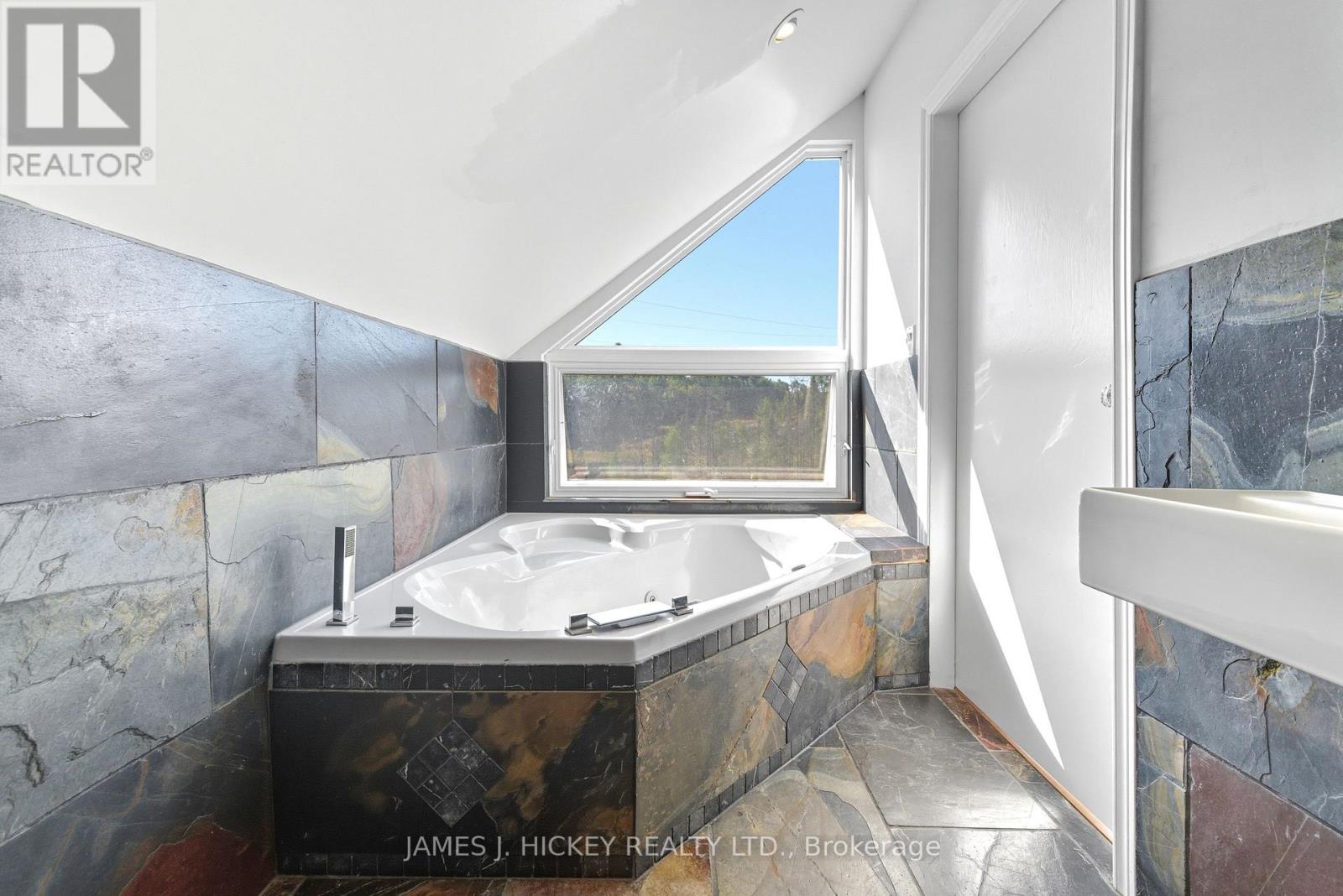 37091 Highway 17 Highway, Laurentian Hills, Ontario  K0J 2H0 - Photo 19 - X12413671