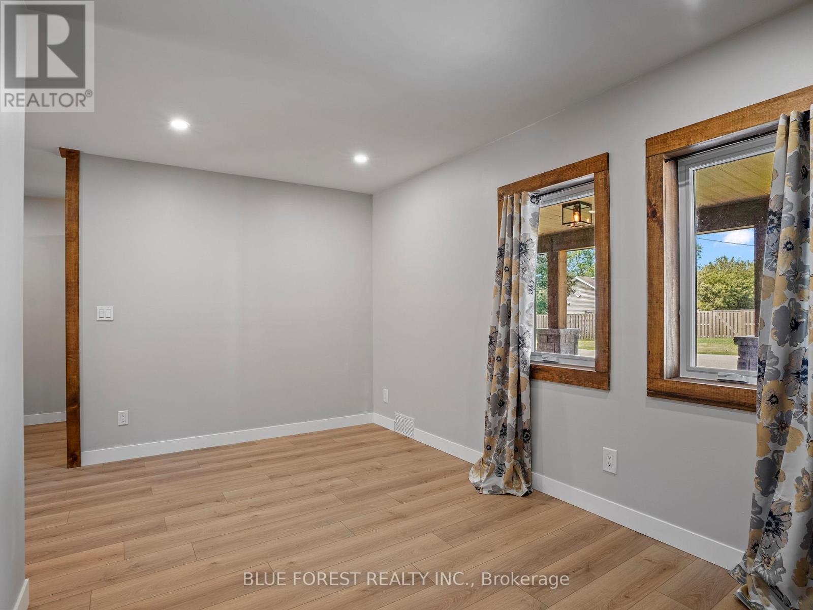 207 Monroe Street, West Elgin, Ontario  N0L 2C0 - Photo 11 - X12414206