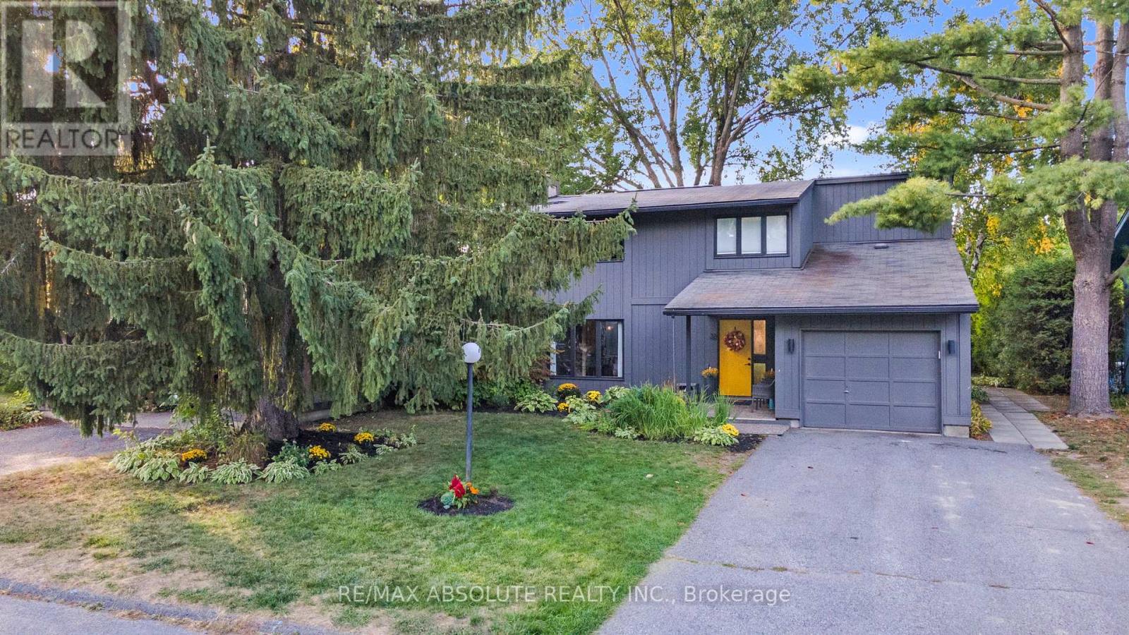 22 Inuvik Crescent, Ottawa, Ontario  K2L 1A2 - Photo 2 - X12414182
