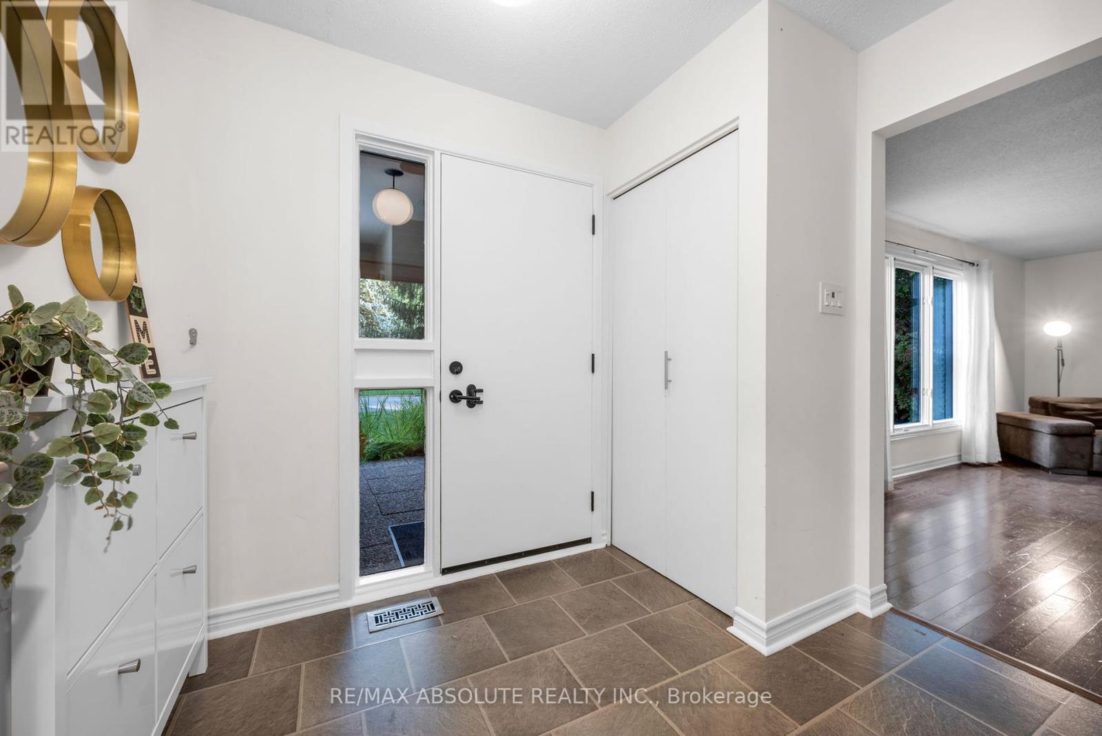 22 Inuvik Crescent, Ottawa, Ontario  K2L 1A2 - Photo 5 - X12414182