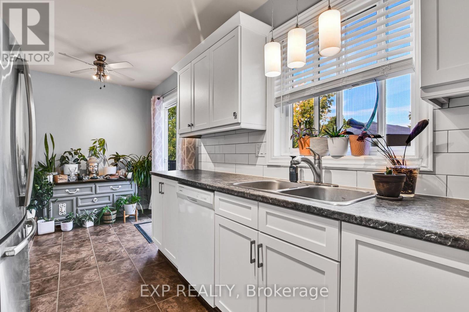 1962 Greenvale Lane, Ottawa, Ontario  K1C 6E3 - Photo 6 - X12414196