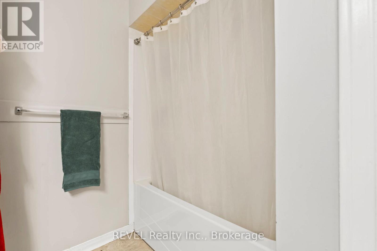 26 Vintage Crescent, St. Catharines, Ontario  L2S 3C2 - Photo 14 - X12414186