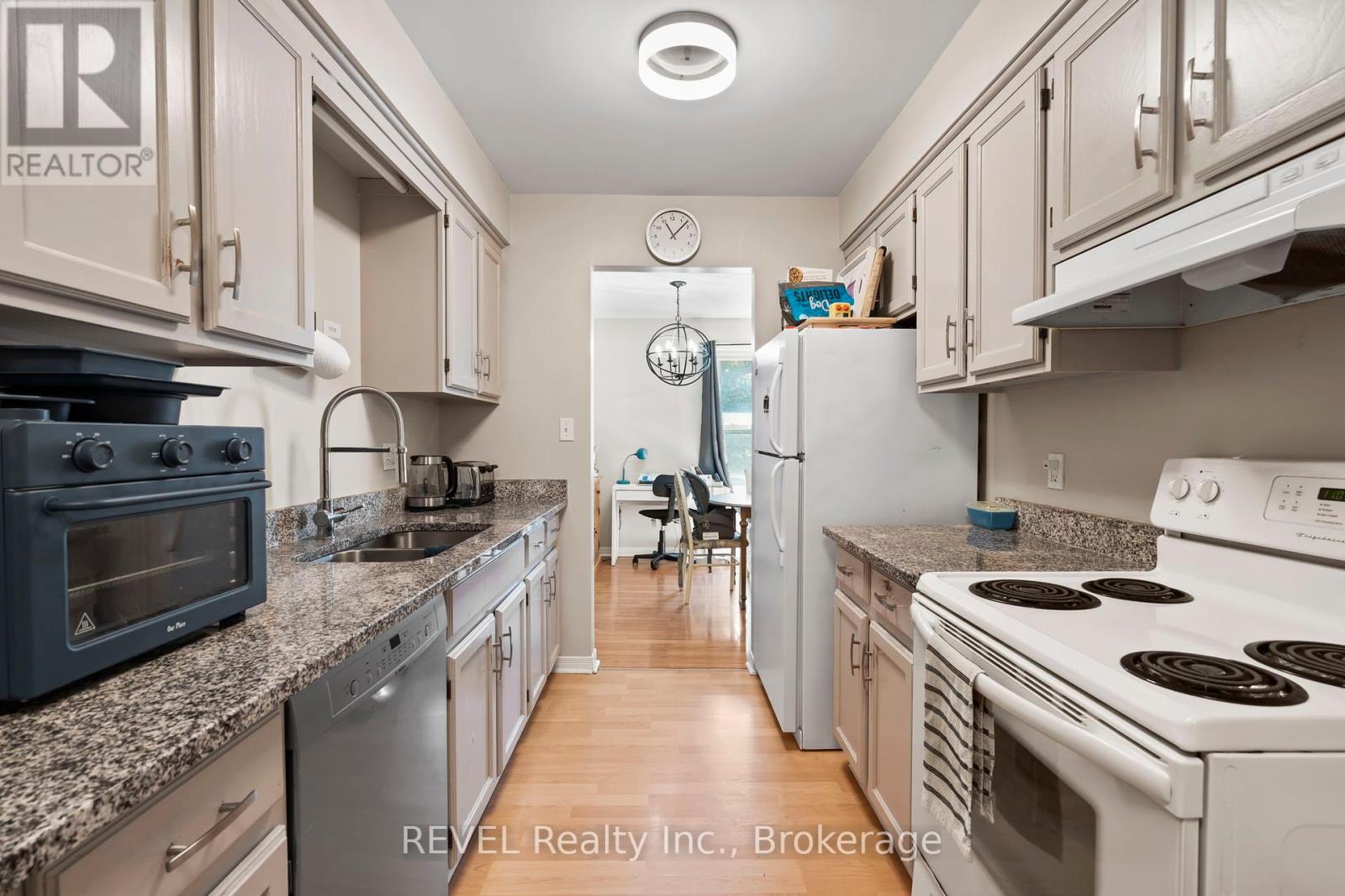 26 Vintage Crescent, St. Catharines, Ontario  L2S 3C2 - Photo 3 - X12414186