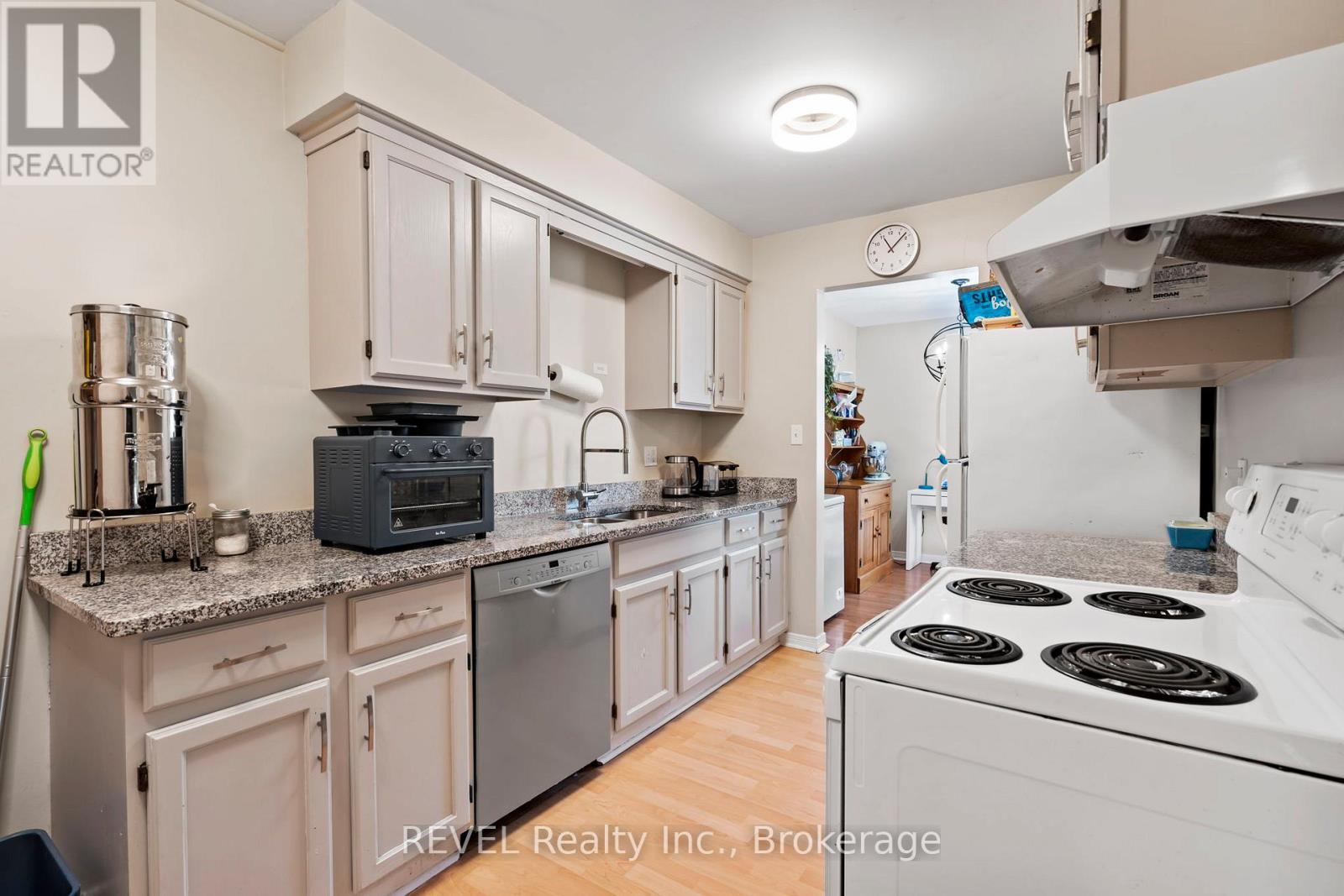 26 Vintage Crescent, St. Catharines, Ontario  L2S 3C2 - Photo 4 - X12414186