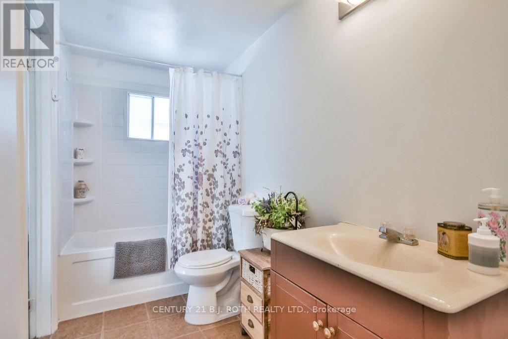 60 Corbett Drive, Barrie, Ontario  L4M 5V2 - Photo 21 - S12414190