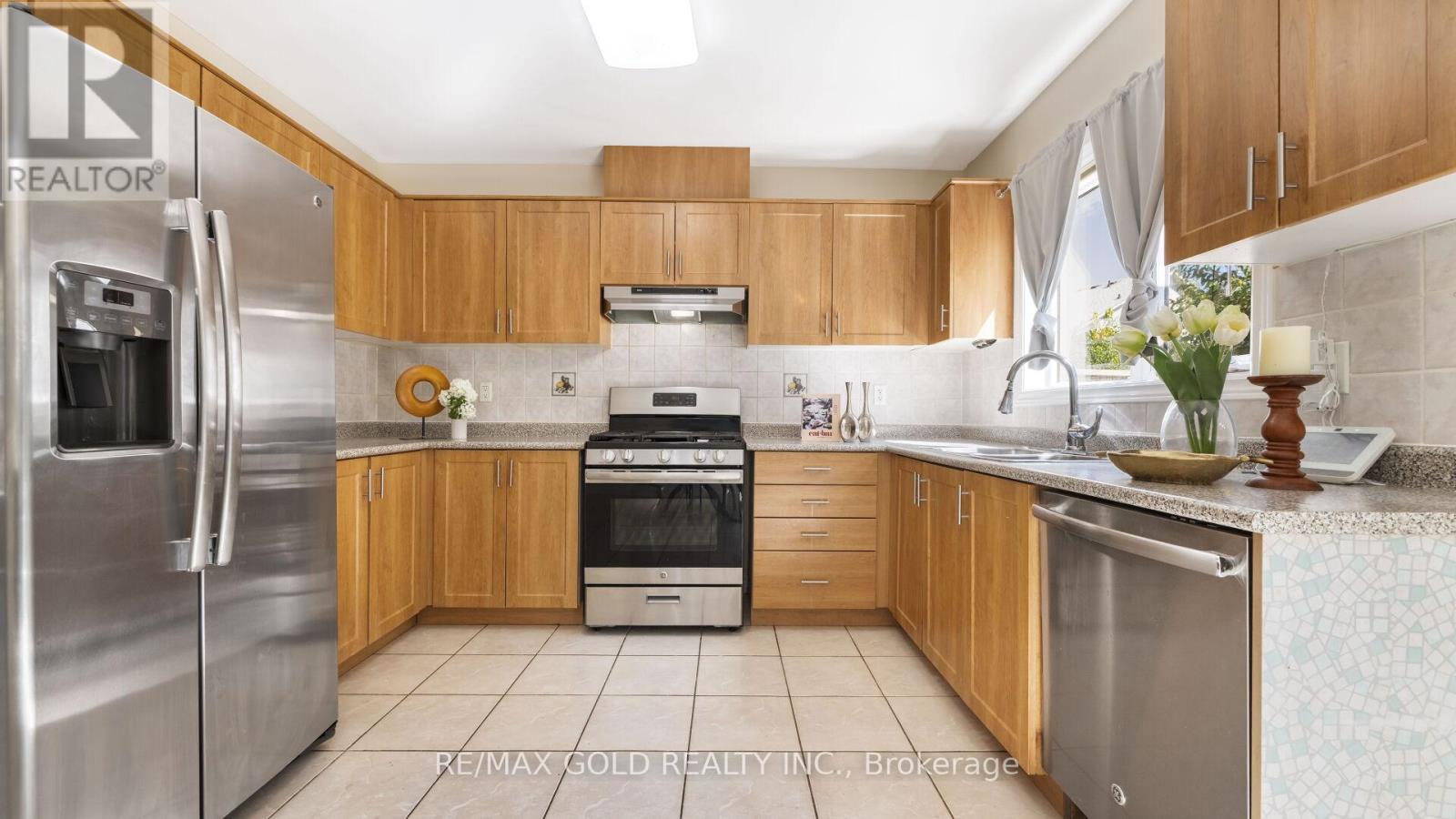 68 Dewridge Court, Brampton, Ontario  L6R 3B9 - Photo 14 - W12414204