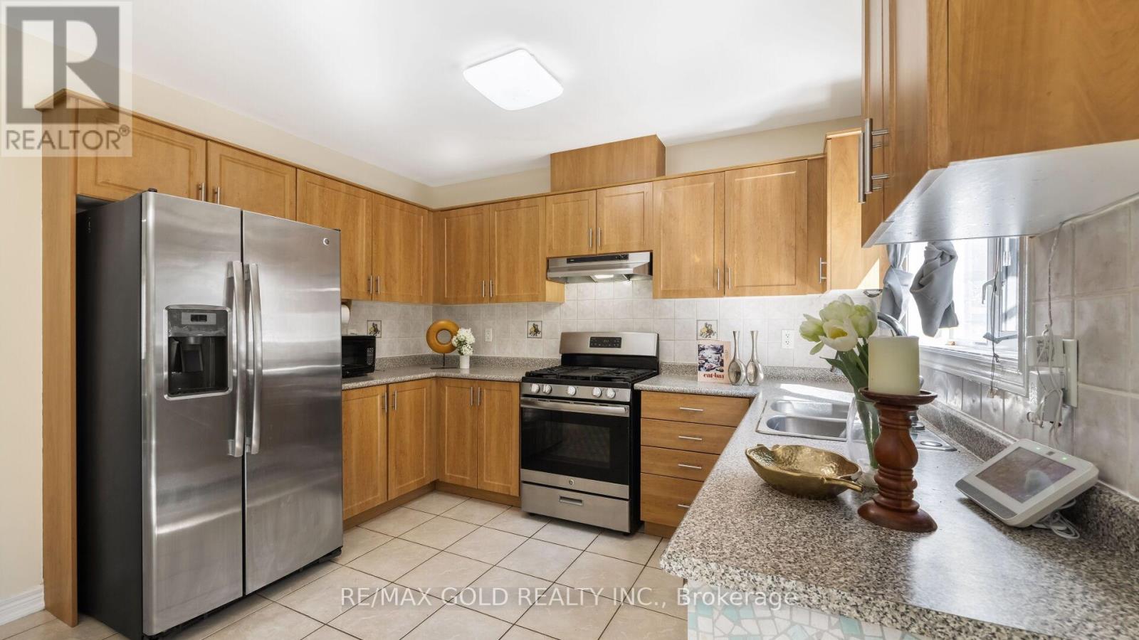 68 Dewridge Court, Brampton, Ontario  L6R 3B9 - Photo 15 - W12414204