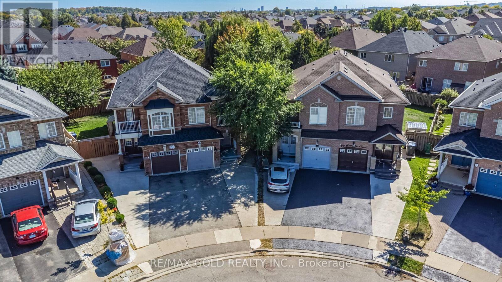 68 Dewridge Court, Brampton, Ontario  L6R 3B9 - Photo 2 - W12414204