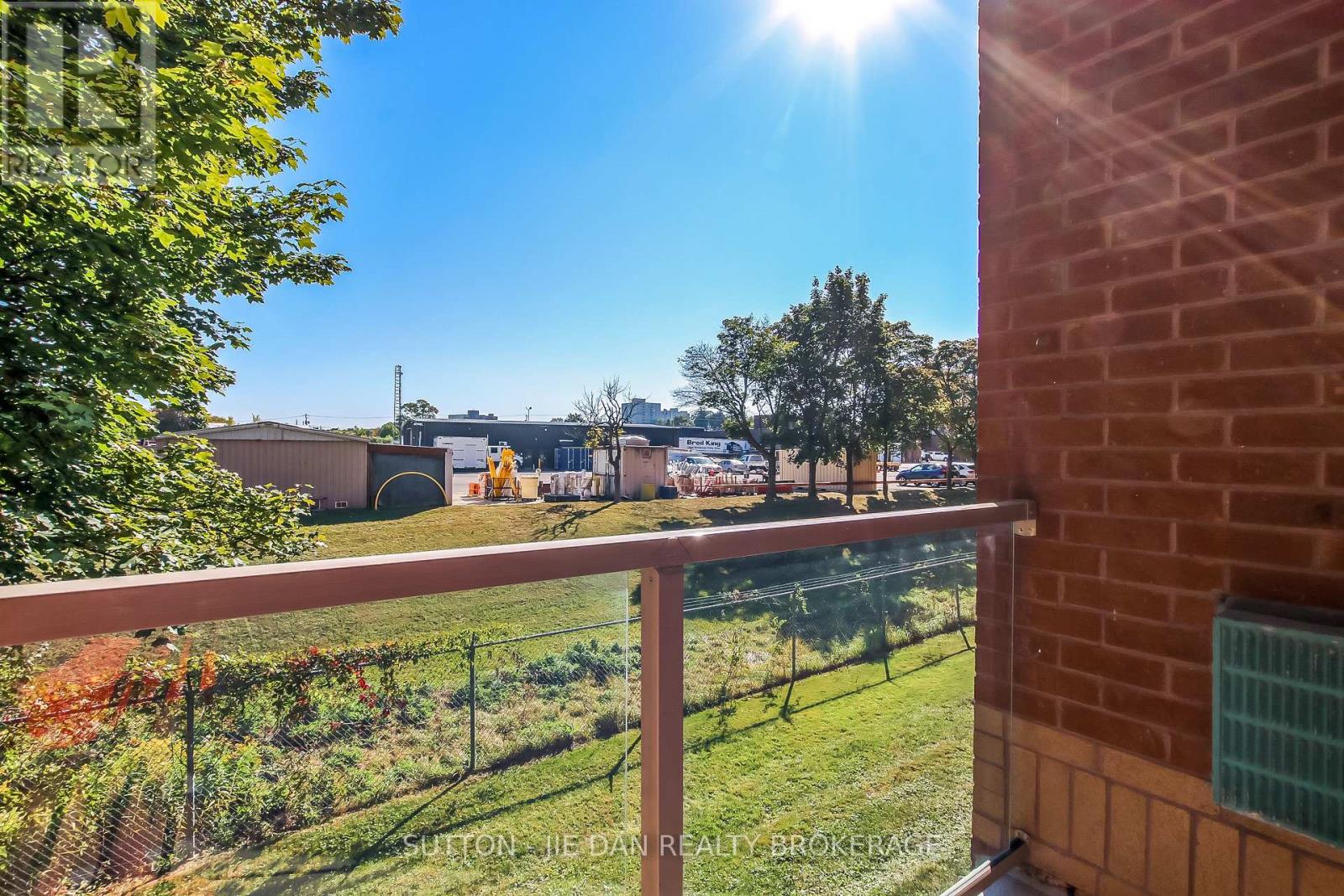 Photo 3 of 21 for 203 - 77 Base Line Road W