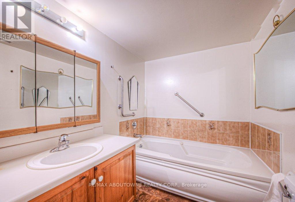103 - 1071 Queens Avenue, Oakville, Ontario  L6H 2R5 - Photo 12 - W12414242
