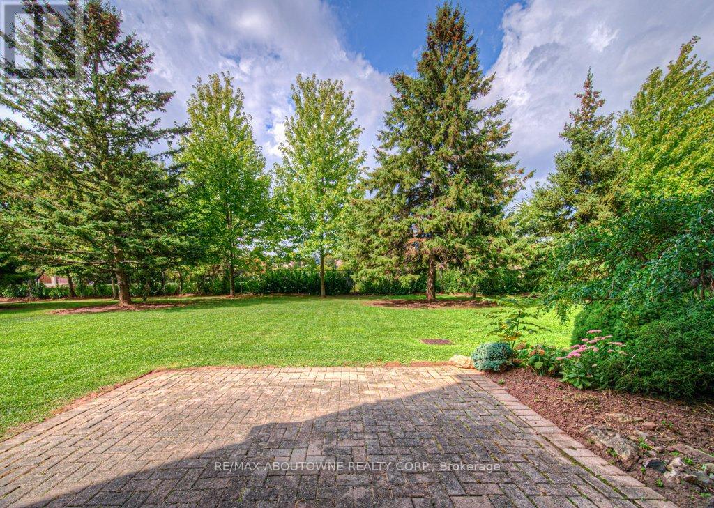 103 - 1071 Queens Avenue, Oakville, Ontario  L6H 2R5 - Photo 2 - W12414242
