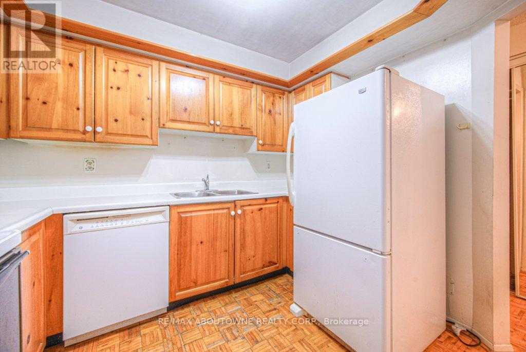 103 - 1071 Queens Avenue, Oakville, Ontario  L6H 2R5 - Photo 4 - W12414242