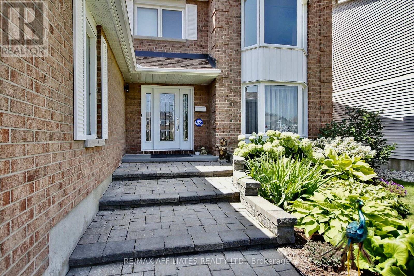 560 Falwyn Crescent, Ottawa, Ontario  K4A 2A4 - Photo 2 - X12414266