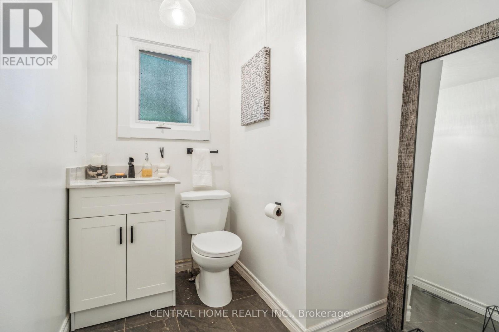 50 Metro Road S, Georgina, Ontario  L4P 3K8 - Photo 12 - N12413894