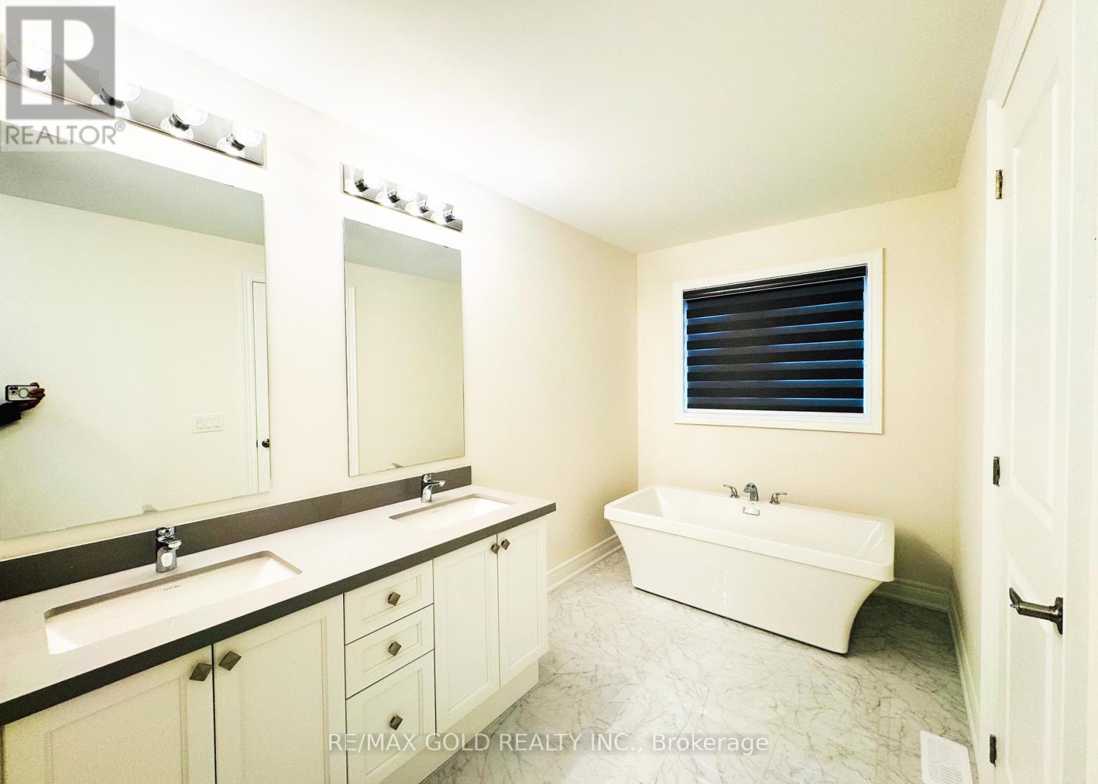 74 Grassbank Road, Brampton, Ontario  L6R 4E5 - Photo 11 - W12414264
