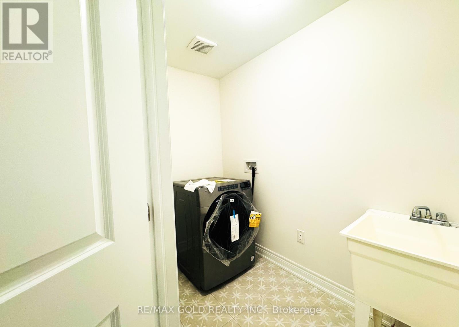 74 Grassbank Road, Brampton, Ontario  L6R 4E5 - Photo 14 - W12414264