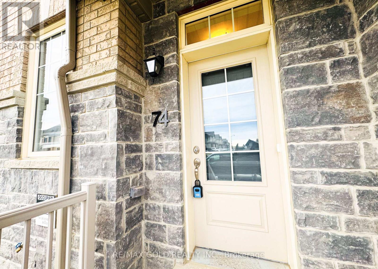 74 Grassbank Road, Brampton, Ontario  L6R 4E5 - Photo 2 - W12414264