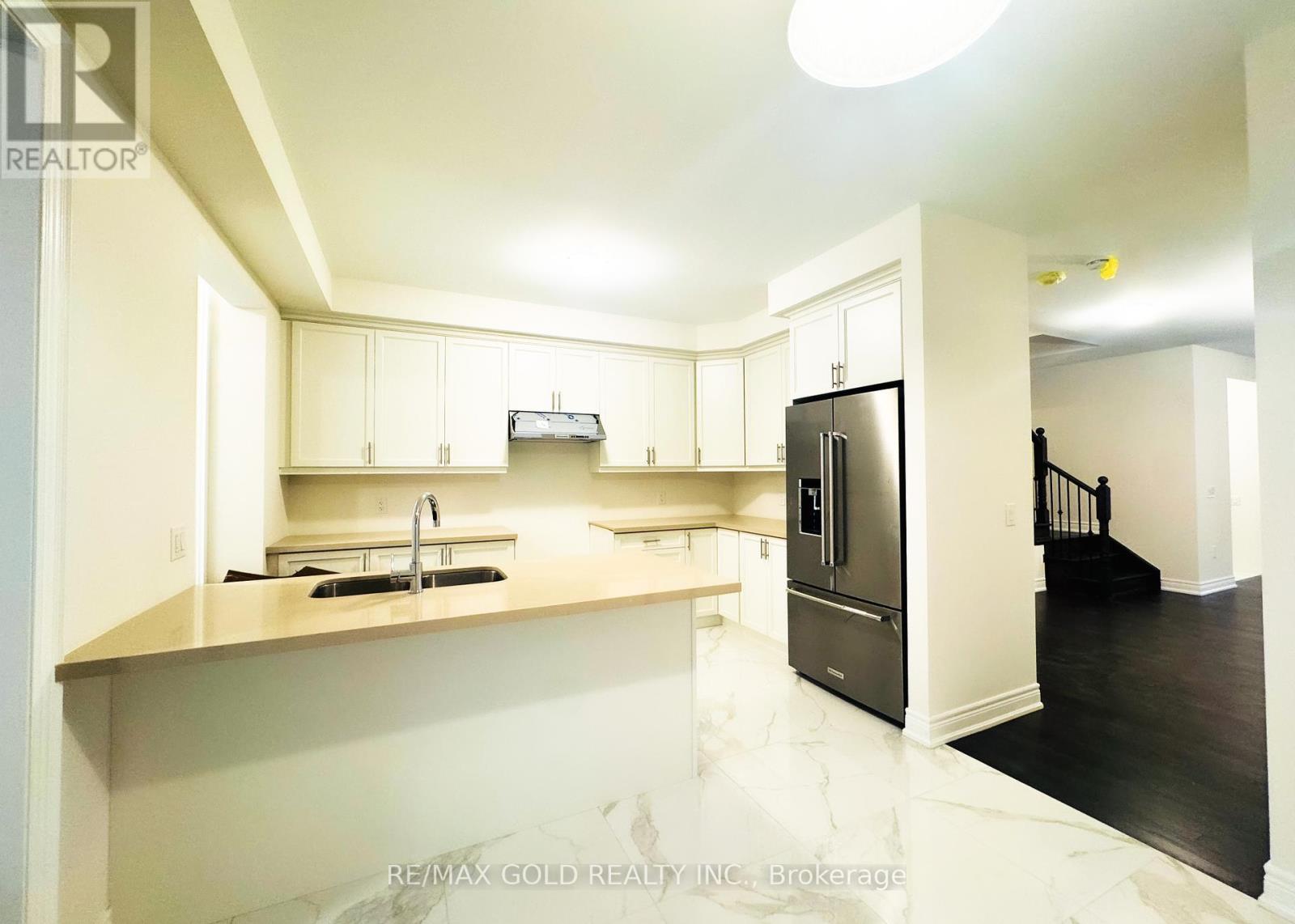 74 Grassbank Road, Brampton, Ontario  L6R 4E5 - Photo 5 - W12414264