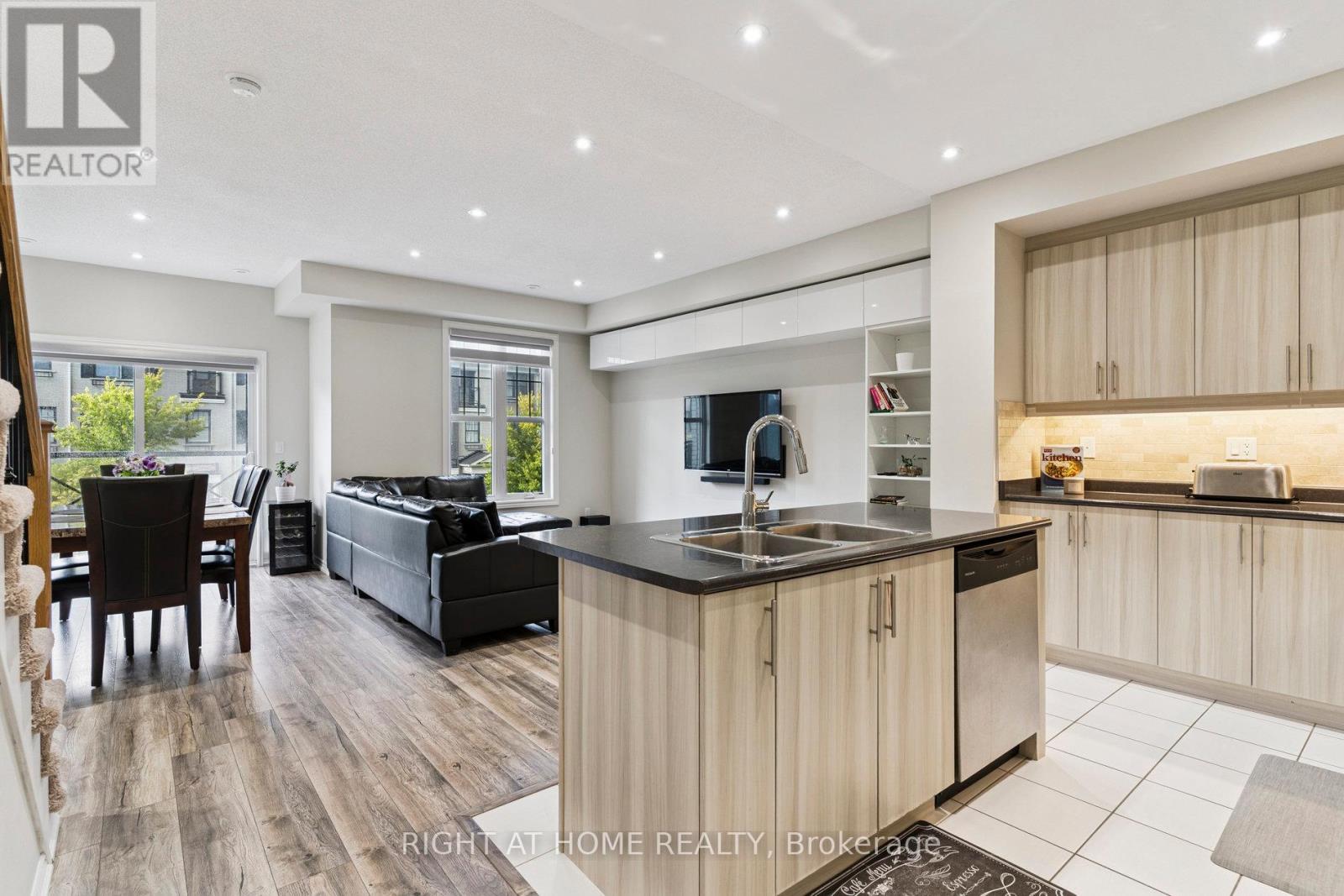 30 Boadway Crescent, Whitchurch-Stouffville, Ontario  L4A 1Y2 - Photo 6 - N12414285