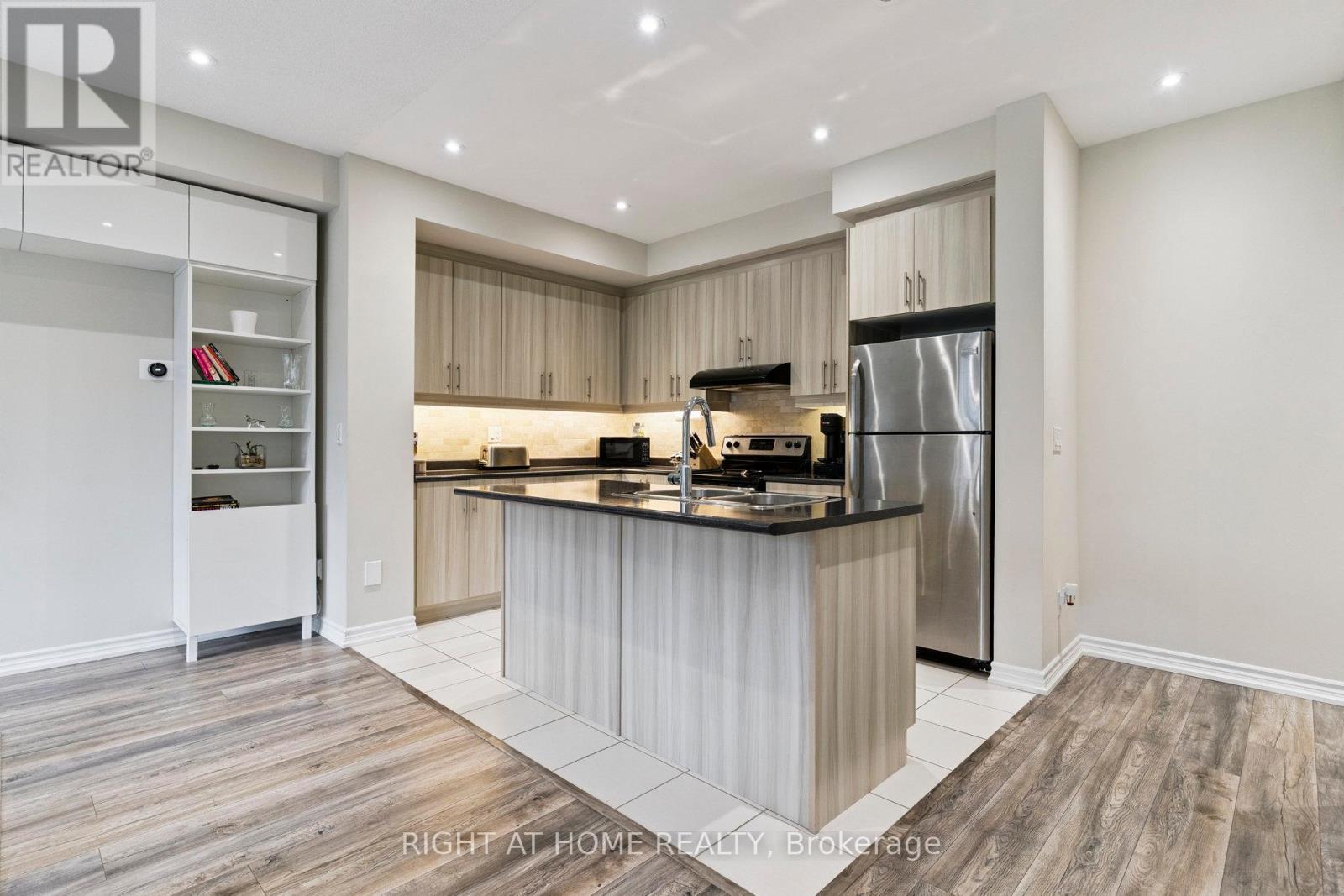30 Boadway Crescent, Whitchurch-Stouffville, Ontario  L4A 1Y2 - Photo 8 - N12414285