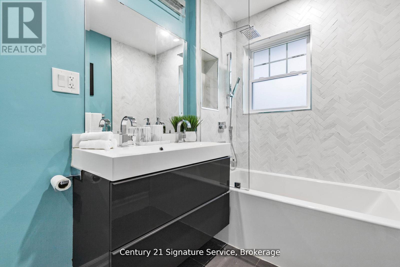33 Mcintosh Avenue, Toronto, Ontario  M8Y 3E1 - Photo 20 - W12413542