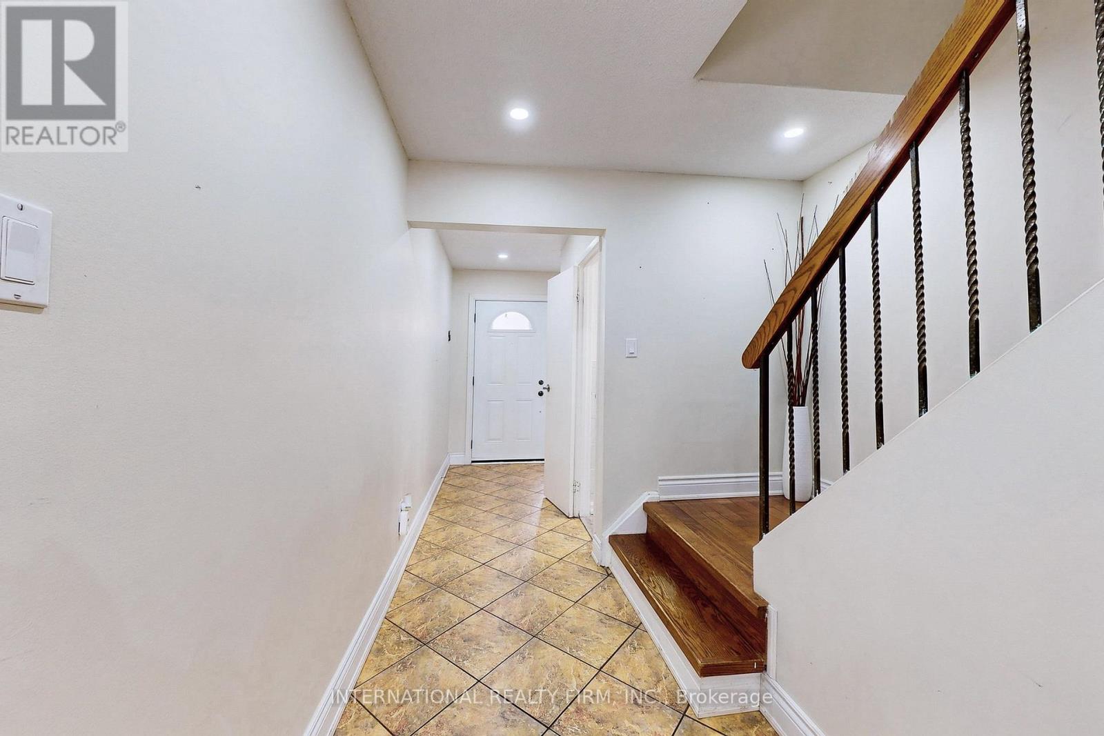 62 - 60 Hanson Road, Mississauga, Ontario  L5B 2P6 - Photo 4 - W12414286