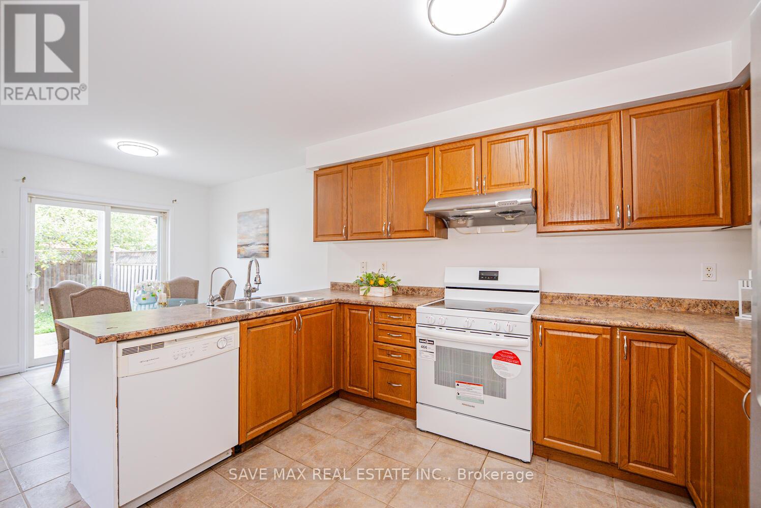 100 Bushmill Circle, Brampton, Ontario  L7A 0K6 - Photo 11 - W12414287