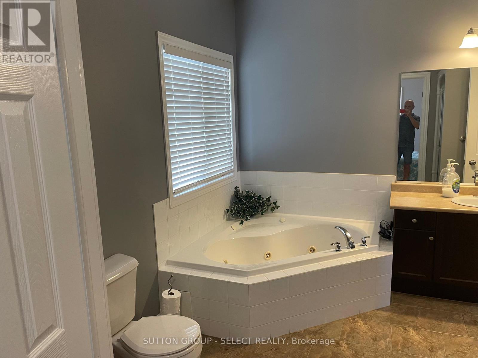 3220 Meadowgate Boulevard, London South, Ontario  N6M 0B7 - Photo 19 - X12414423