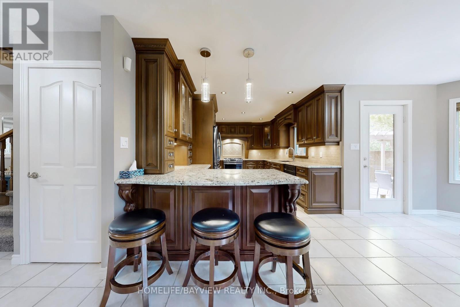 574 Sandbanks Crescent, Waterloo, Ontario  N2V 2K2 - Photo 11 - X12414294