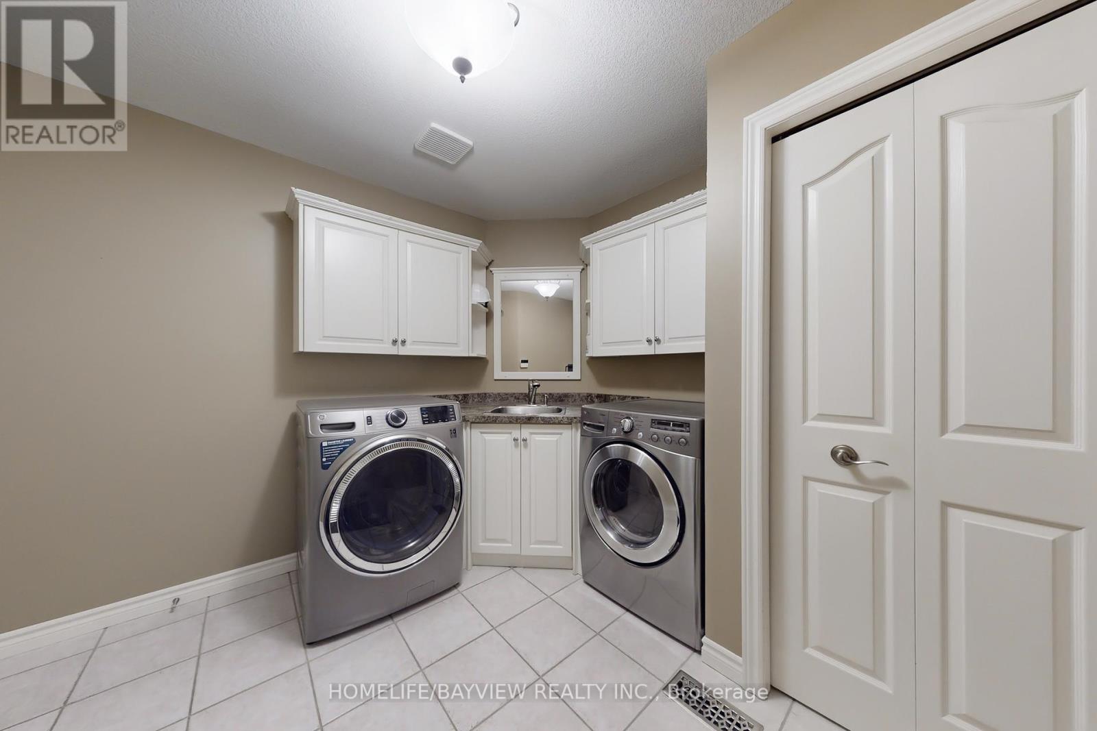 574 Sandbanks Crescent, Waterloo, Ontario  N2V 2K2 - Photo 16 - X12414294