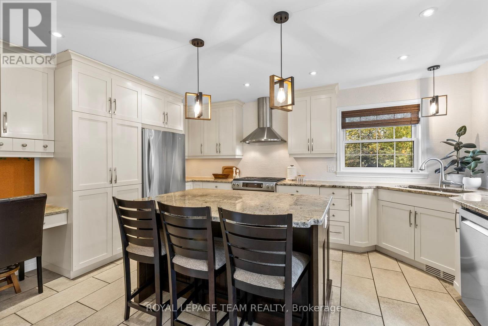 15 Empress Drive, North Grenville, Ontario  K0G 1J0 - Photo 14 - X12414416