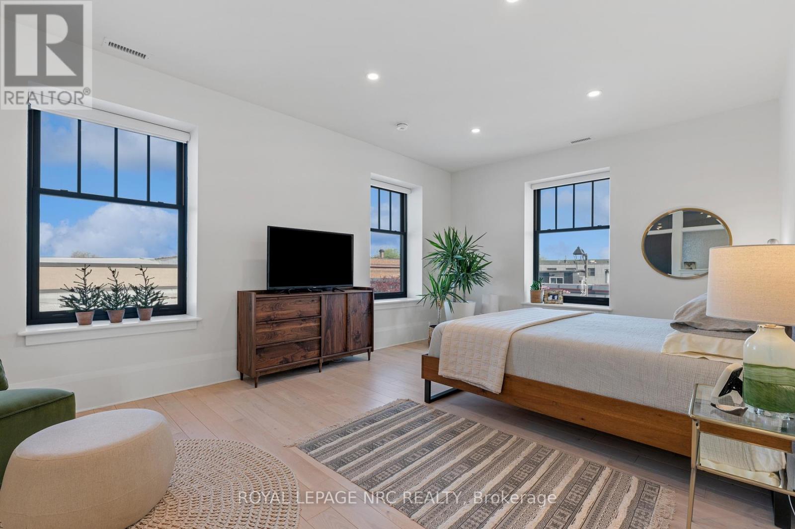 244 West Street, Port Colborne (Sugarloaf), Ontario  L3K 4E4 - Photo 32 - X12414351