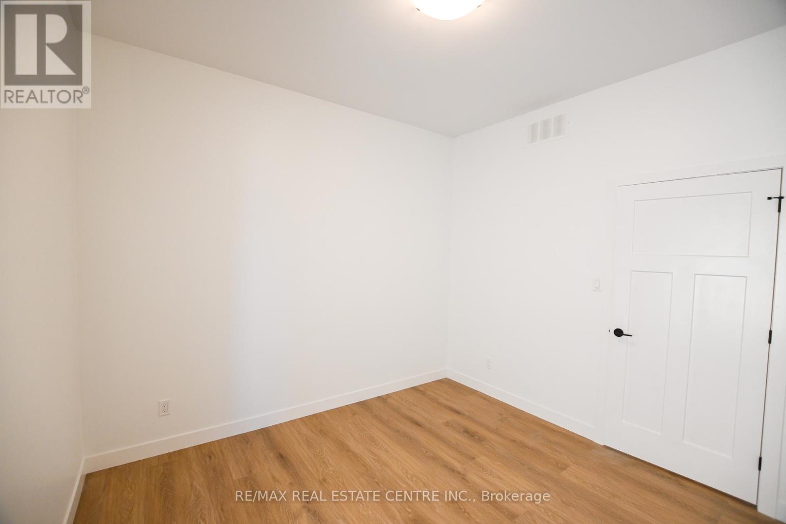 284 Darling Street, Brantford, Ontario  N3S 3X6 - Photo 12 - X12401356