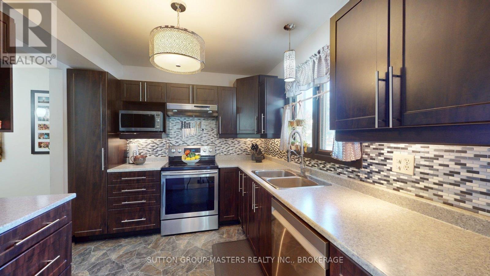Property at 4 TRILLIUM COURT image 5