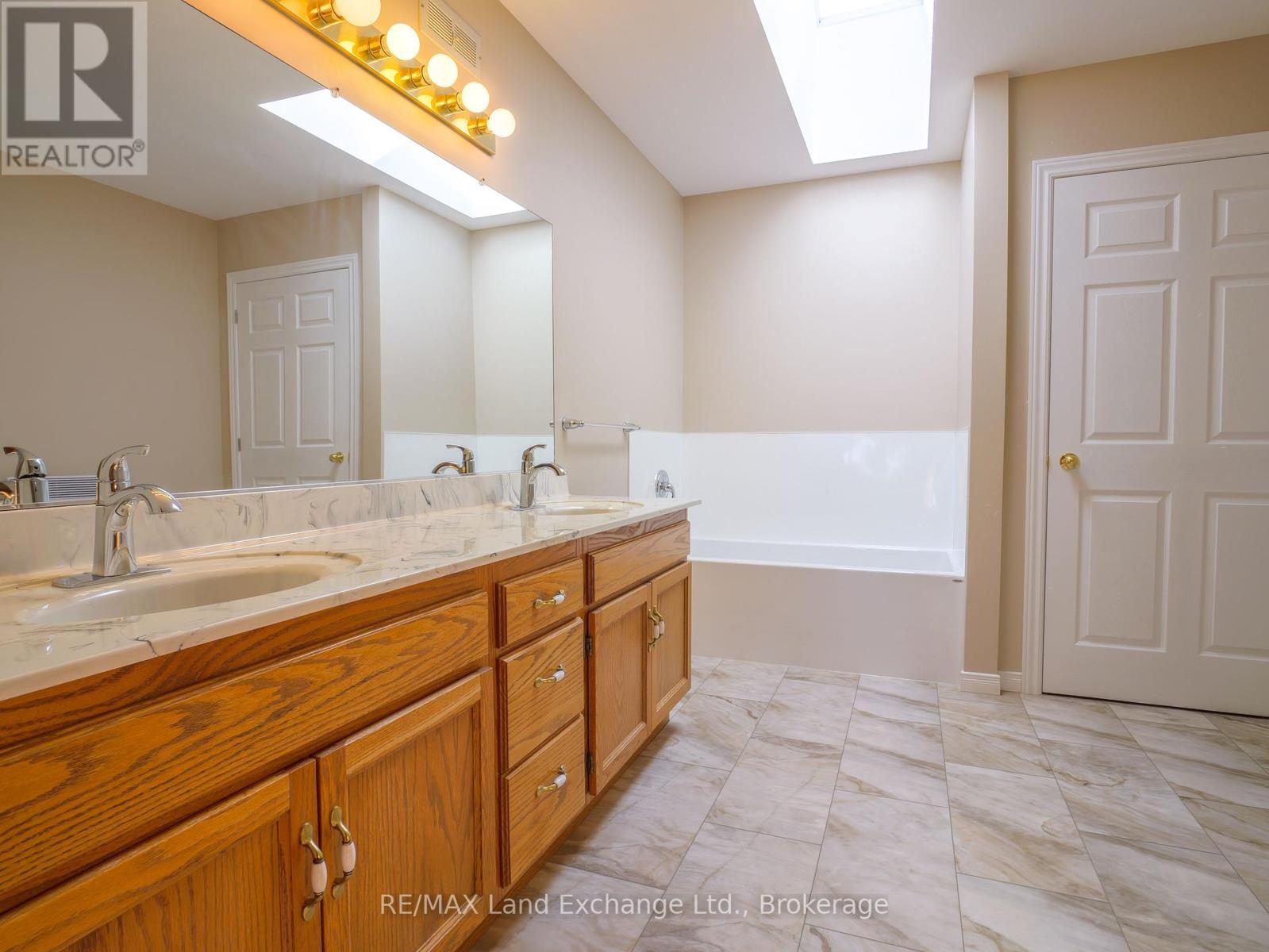 737 Louis Street, Saugeen Shores, Ontario  N0H 2C4 - Photo 24 - X12414447