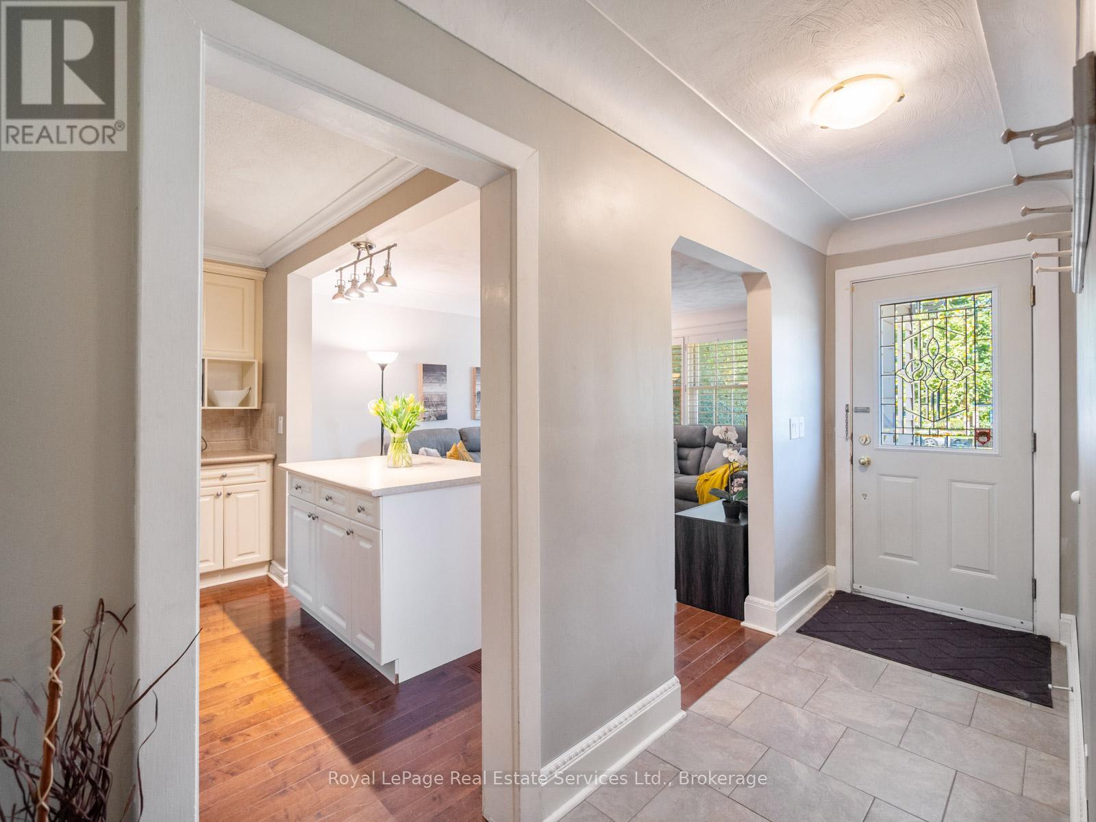 938 King Road, Burlington (Lasalle), Ontario  L7T 3L3 - Photo 18 - W12406273