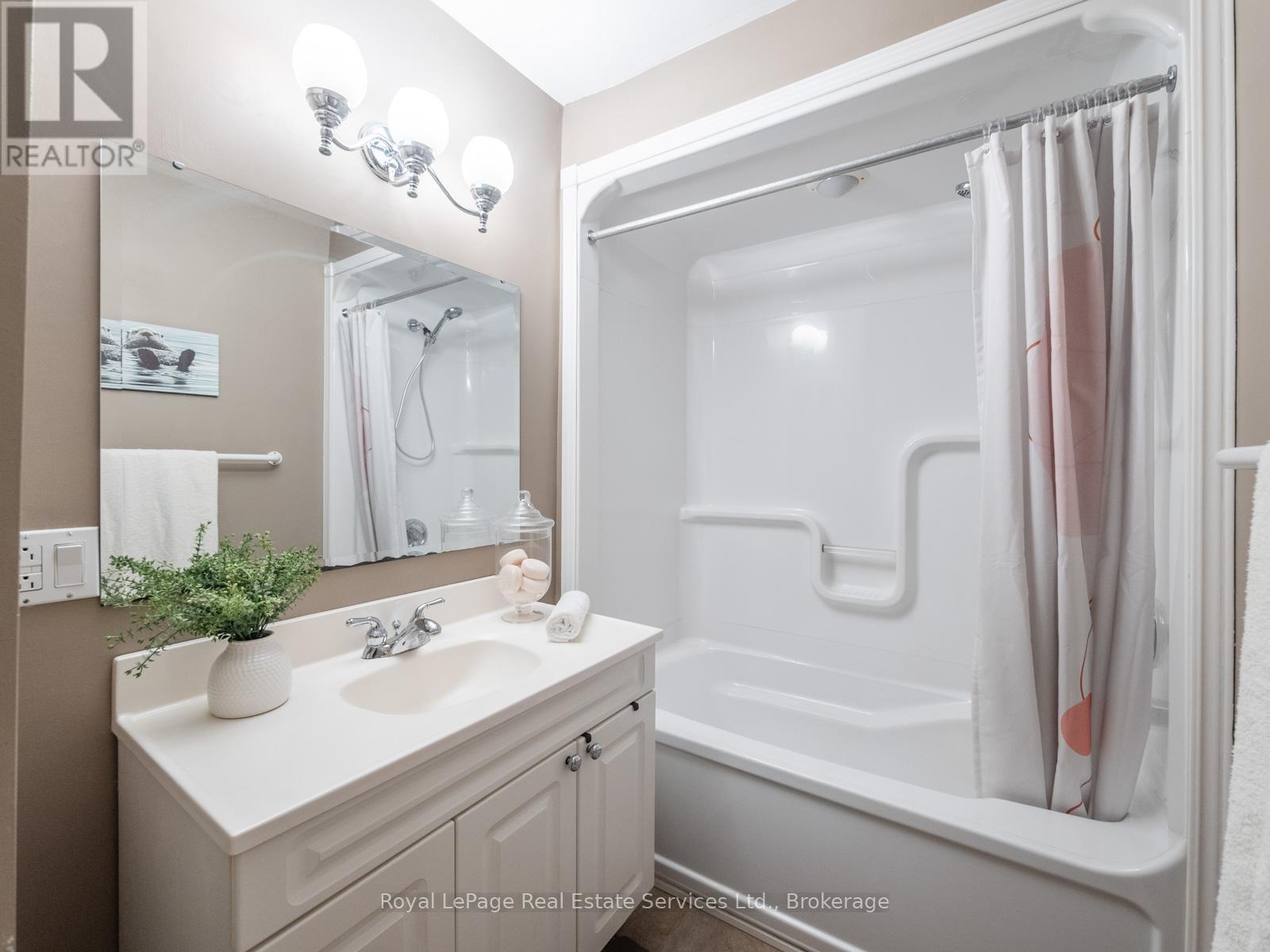 938 King Road, Burlington (Lasalle), Ontario  L7T 3L3 - Photo 28 - W12406273