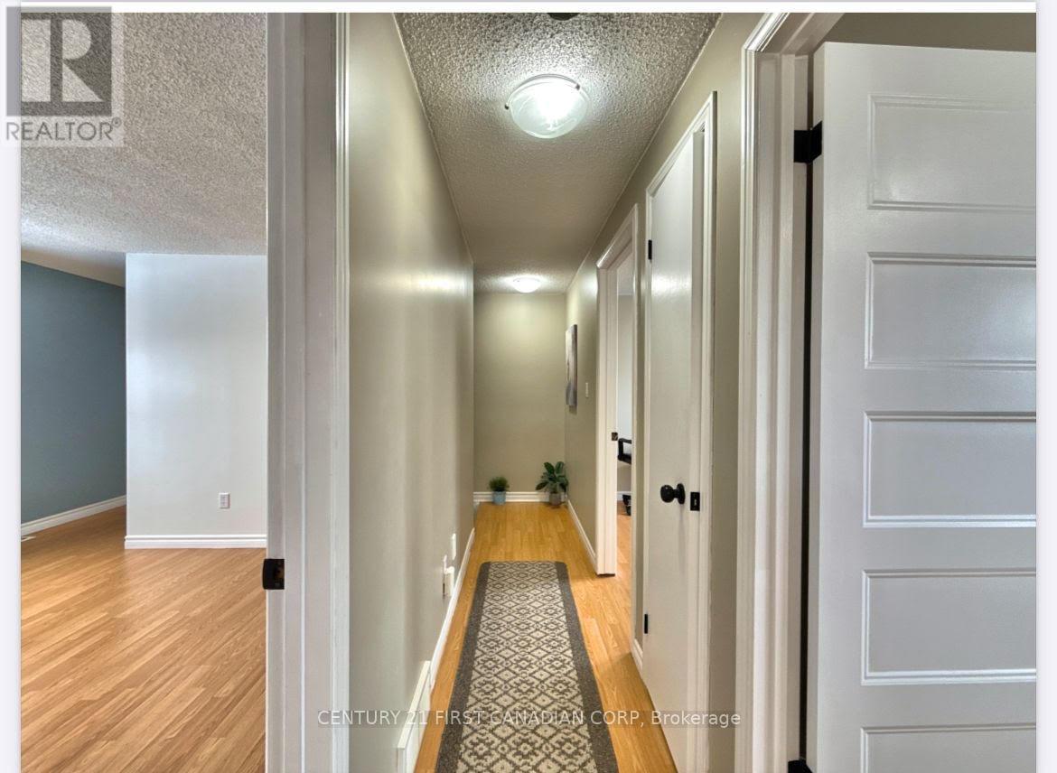 159 Walmer Gardens, London North, Ontario  N6G 4H6 - Photo 6 - X12414440