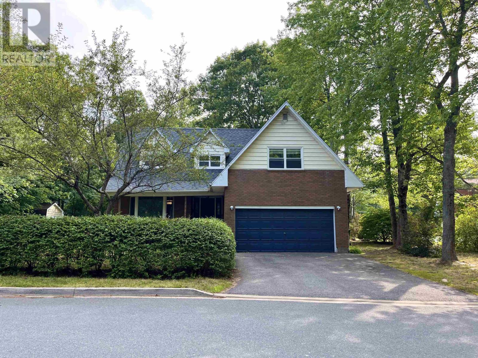 6 Duke Street, Bridgewater, Nova Scotia  B4V 1K4 - Photo 1 - 202520077