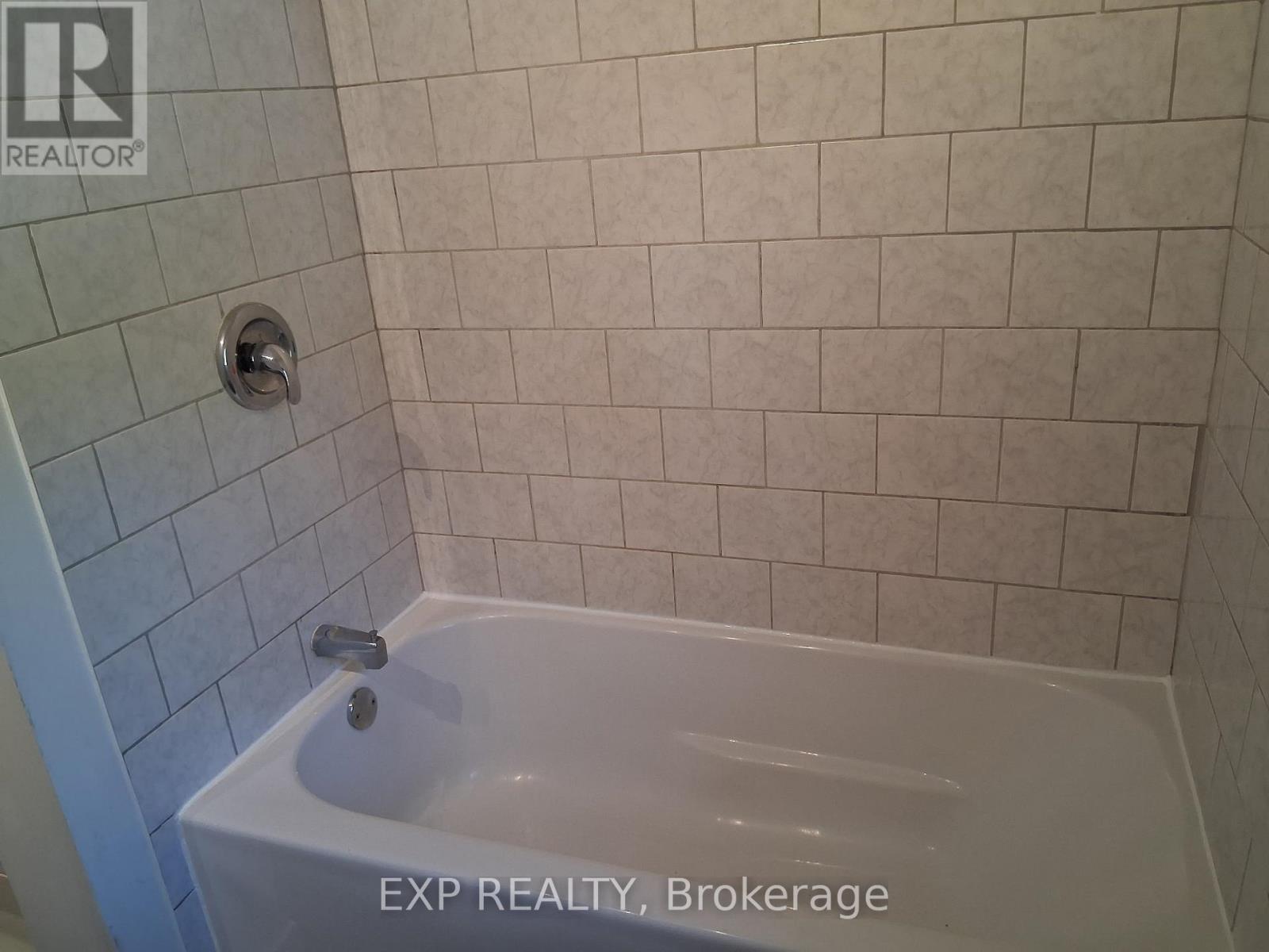 215 Lavergne Street, Ottawa, Ontario  K1L 5E4 - Photo 8 - X12414567