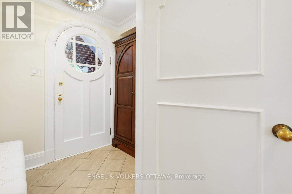 386 Ashbury Road, Ottawa, Ontario  K1M 0R8 - Photo 4 - X12414601