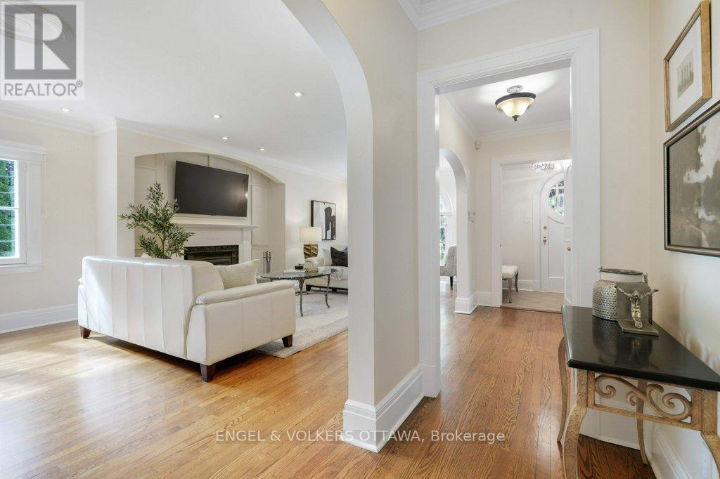 386 Ashbury Road, Ottawa, Ontario  K1M 0R8 - Photo 6 - X12414601