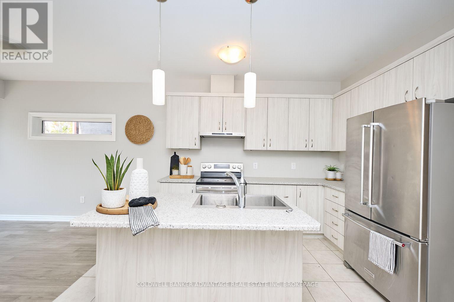 324 Louise Street, Welland, Ontario  L3B 0H8 - Photo 9 - X12414443