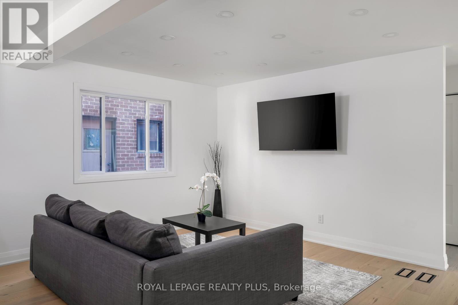 1079 Hedge Drive, Mississauga, Ontario  L4Y 1G3 - Photo 12 - W12414393