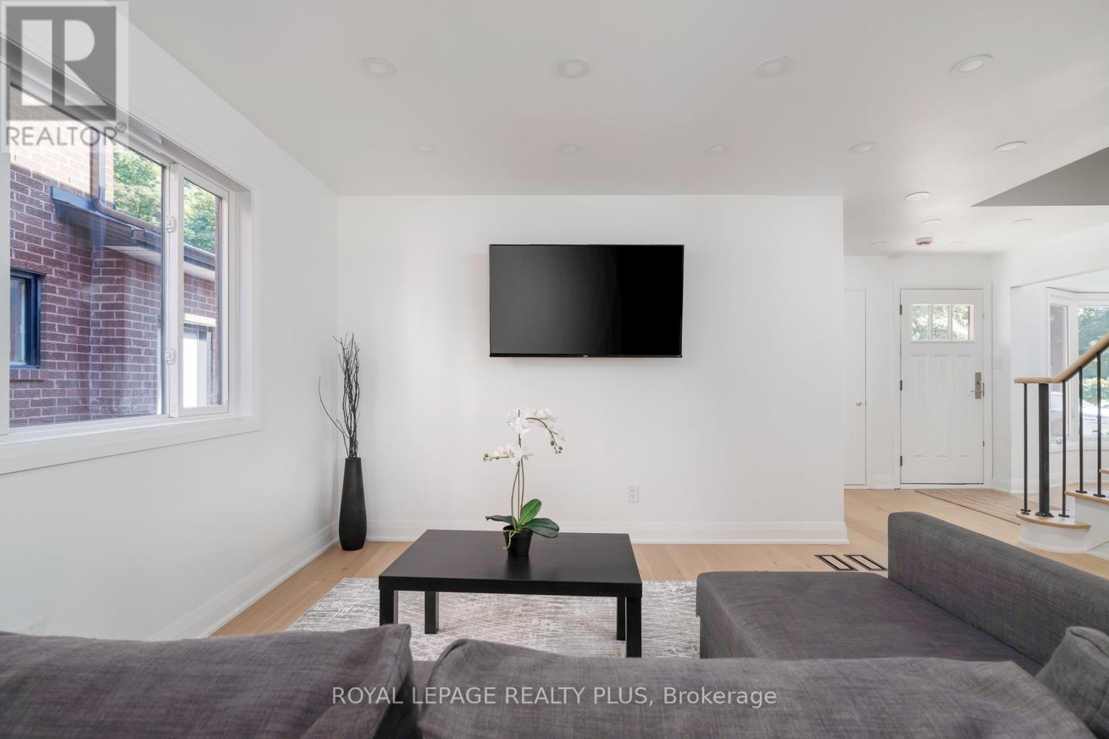 1079 Hedge Drive, Mississauga, Ontario  L4Y 1G3 - Photo 13 - W12414393