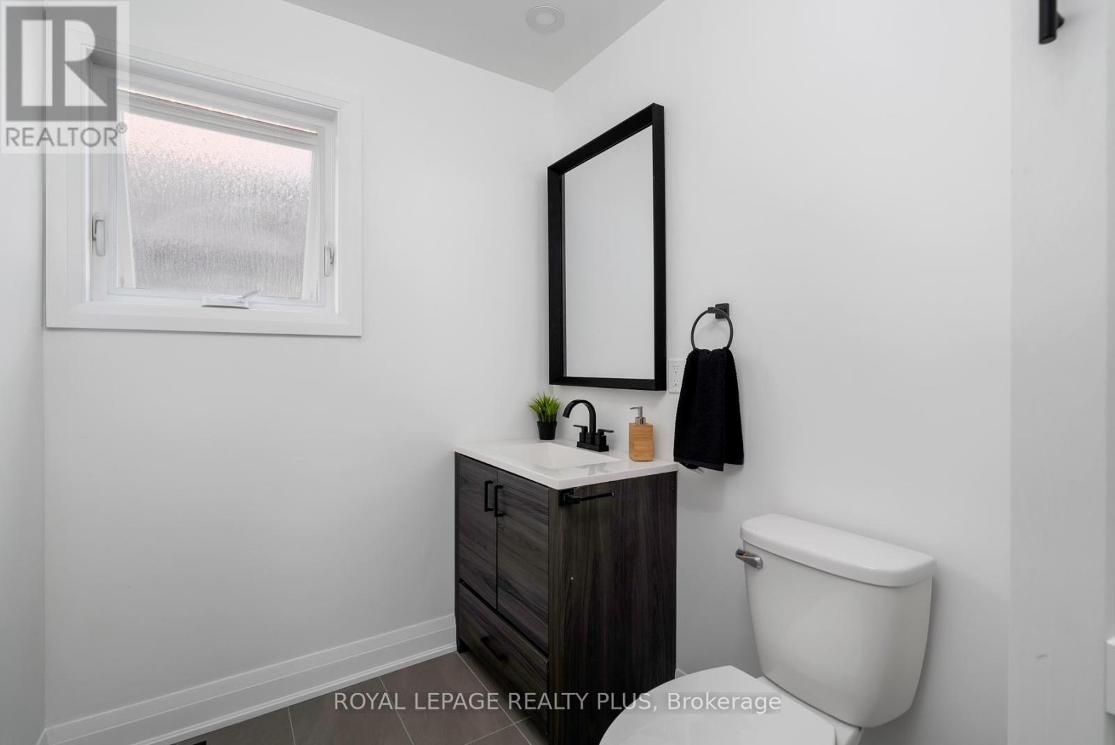 1079 Hedge Drive, Mississauga, Ontario  L4Y 1G3 - Photo 14 - W12414393