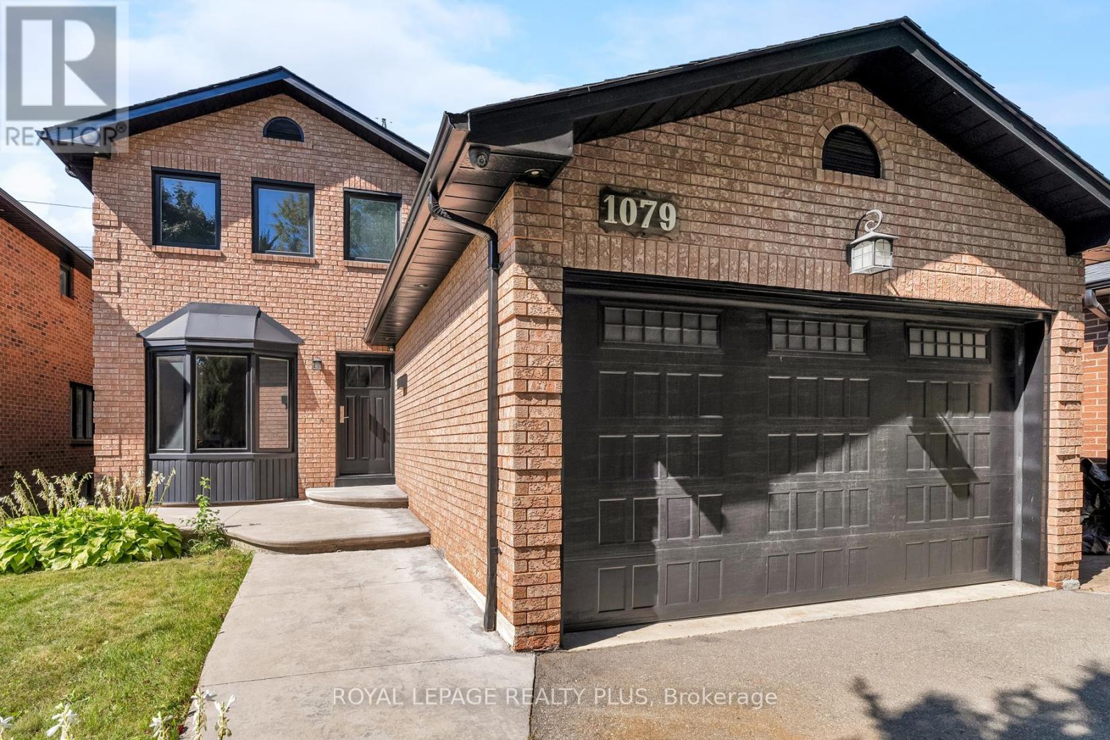1079 Hedge Drive, Mississauga, Ontario  L4Y 1G3 - Photo 2 - W12414393